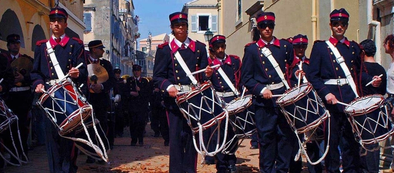 Η περιφορά του Επιταφίου και το έθιμο με τους «Μπότηδες» στην Κέρκυρα (φωτό, βίντεο)